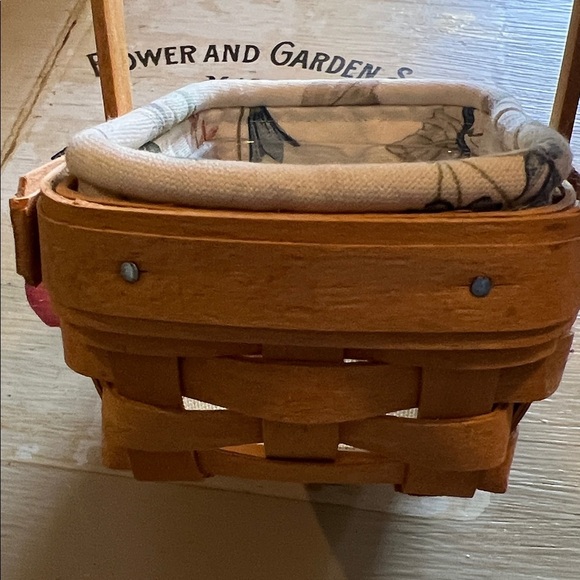 Longaberger ‘99 Hostess Basket w/Liner, plastic protector and stationary handle - Picture 8 of 9